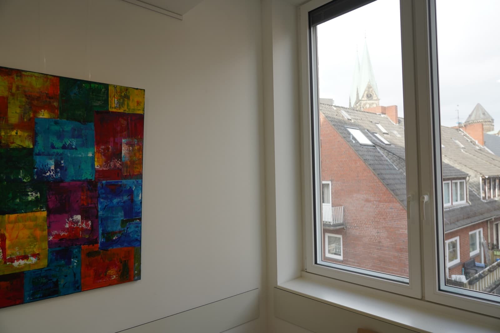 Bunte Kunst an der Wand mit Blick über die Bremer Dächer