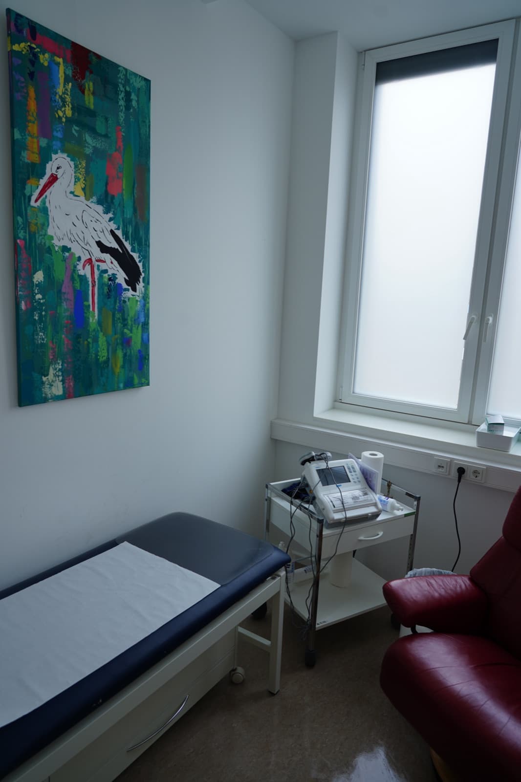 Helles Sprechzimmer mit Schreibtisch und Kunst