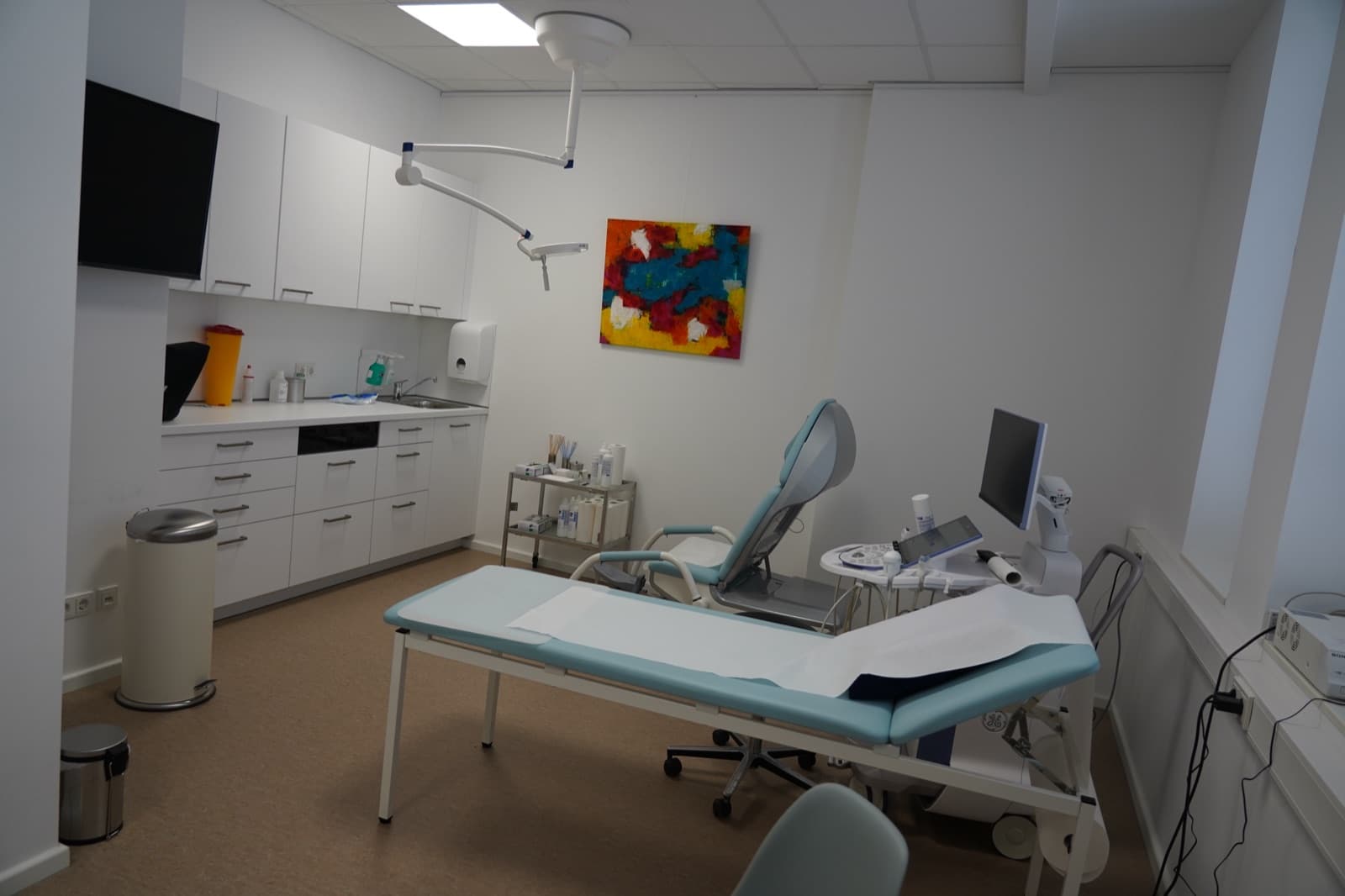 Untersuchungsraum der Frauenarztpraxis mit Ultraschallgerät